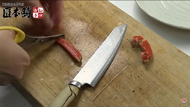 爪先を切り落とす